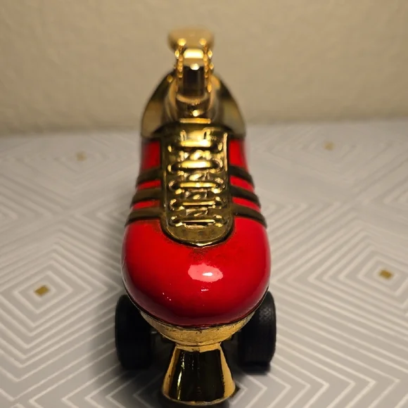 Vintage Red Roller Skate Lighter - Picture 3 of 11